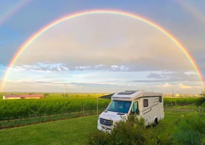 Regenbogen über den Weinbergen - Wohnmobilstellplatz im Weingut