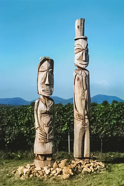Landauer Hochzeitswingert - Statuen aus Holz geschnitzt